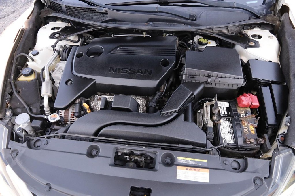 Nissan Altima Vehicle Full-screen Gallery Image 26