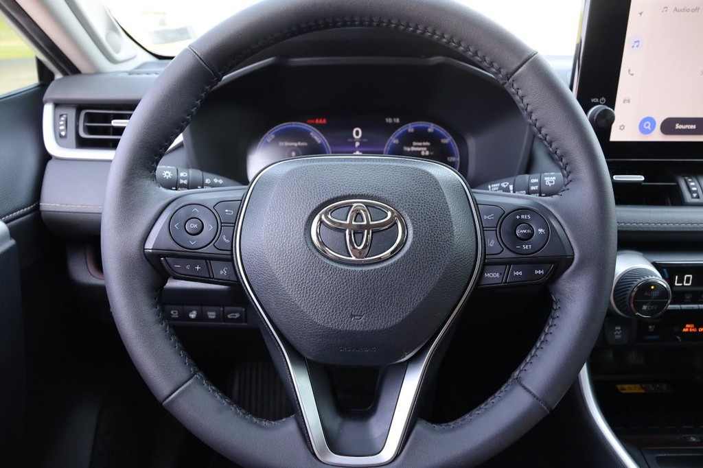 Toyota RAV4 Vehicle Full-screen Gallery Image 12