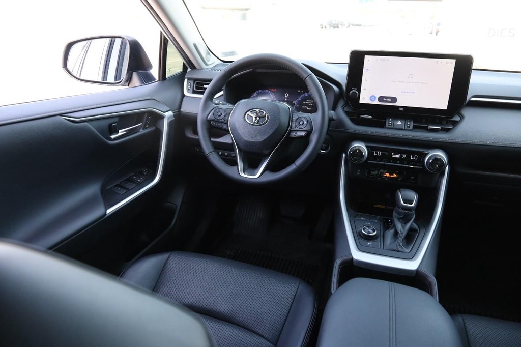 Toyota RAV4 Vehicle Full-screen Gallery Image 23