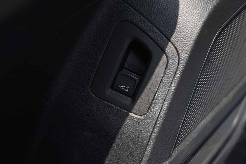 Volkswagen Atlas Vehicle Full-screen Gallery Image 09