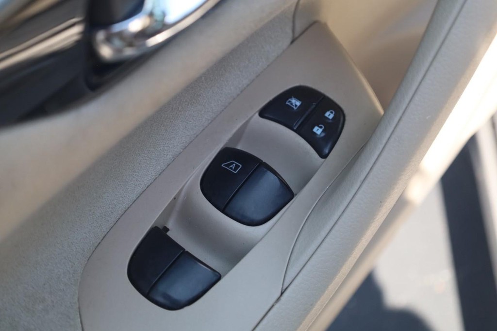 Nissan Altima Sedan Vehicle Full-screen Gallery Image 11
