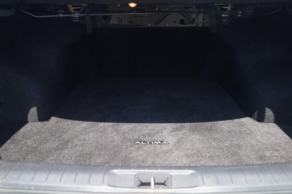 Nissan Altima Sedan Vehicle Full-screen Gallery Image 21