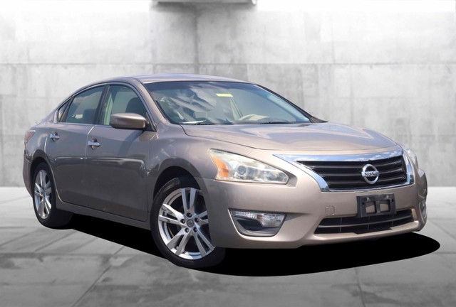 Nissan Altima Vehicle Image 02