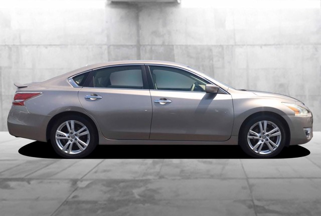 Nissan Altima Vehicle Image 05
