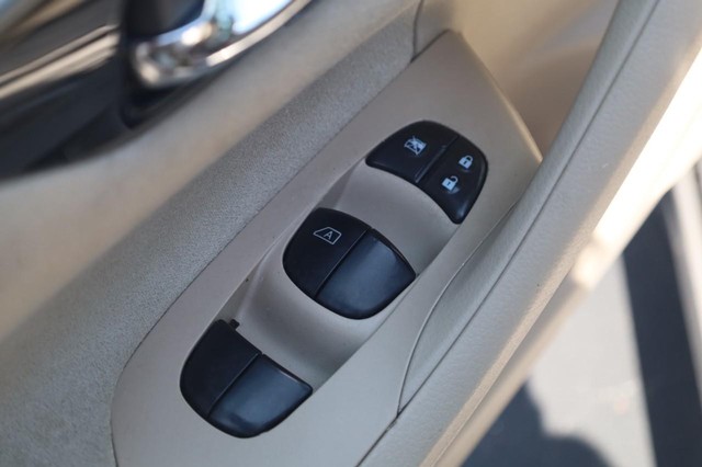 Nissan Altima Vehicle Image 11