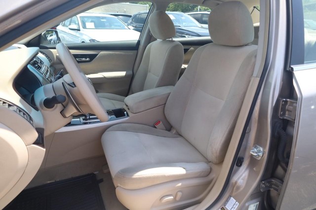 Nissan Altima Vehicle Image 18