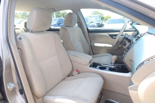 Nissan Altima Vehicle Image 19
