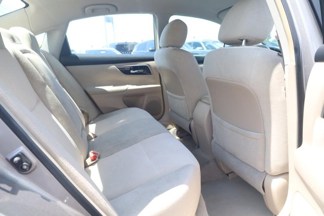 Nissan Altima Vehicle Image 20