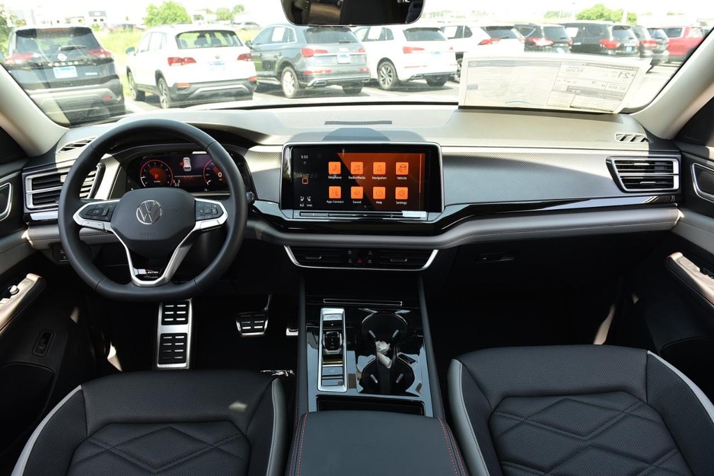 Volkswagen Atlas Vehicle Full-screen Gallery Image 7