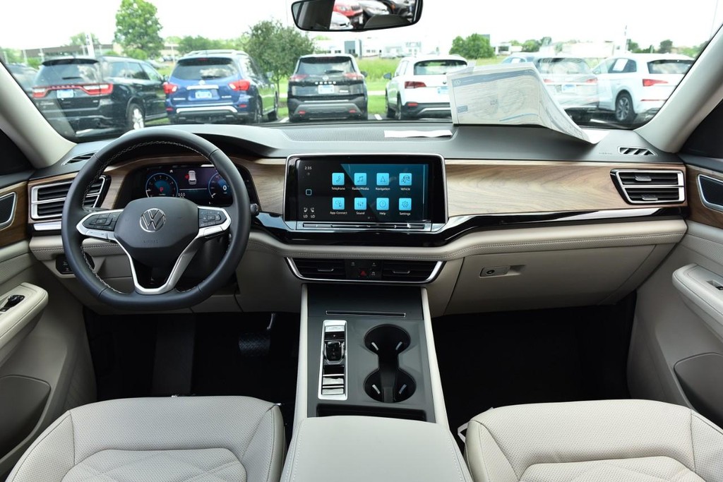 Volkswagen Atlas Vehicle Full-screen Gallery Image 7