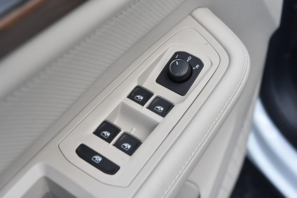 Volkswagen Atlas Vehicle Full-screen Gallery Image 8