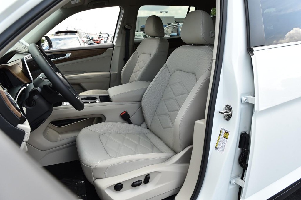 Volkswagen Atlas Vehicle Full-screen Gallery Image 18