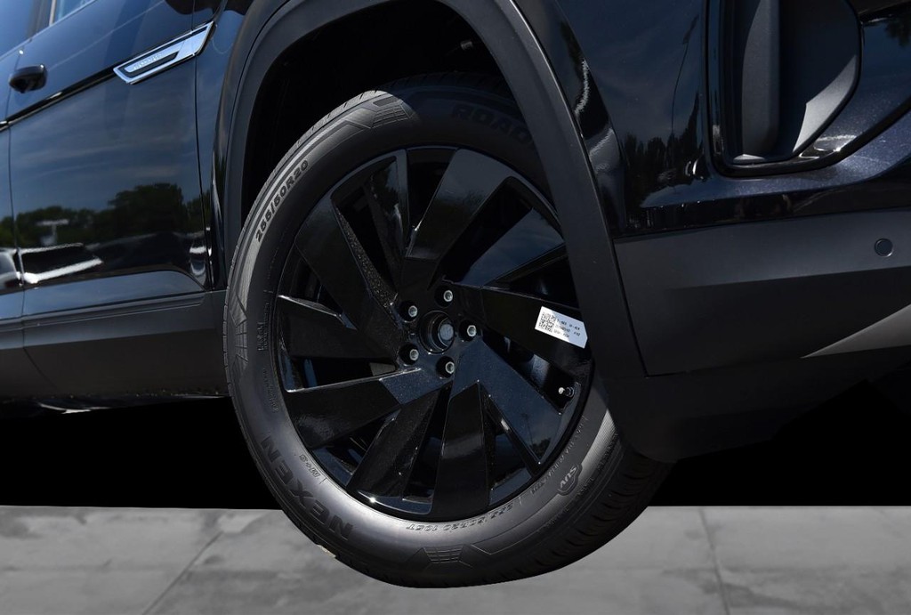 Volkswagen Atlas Cross Sport Vehicle Full-screen Gallery Image 3
