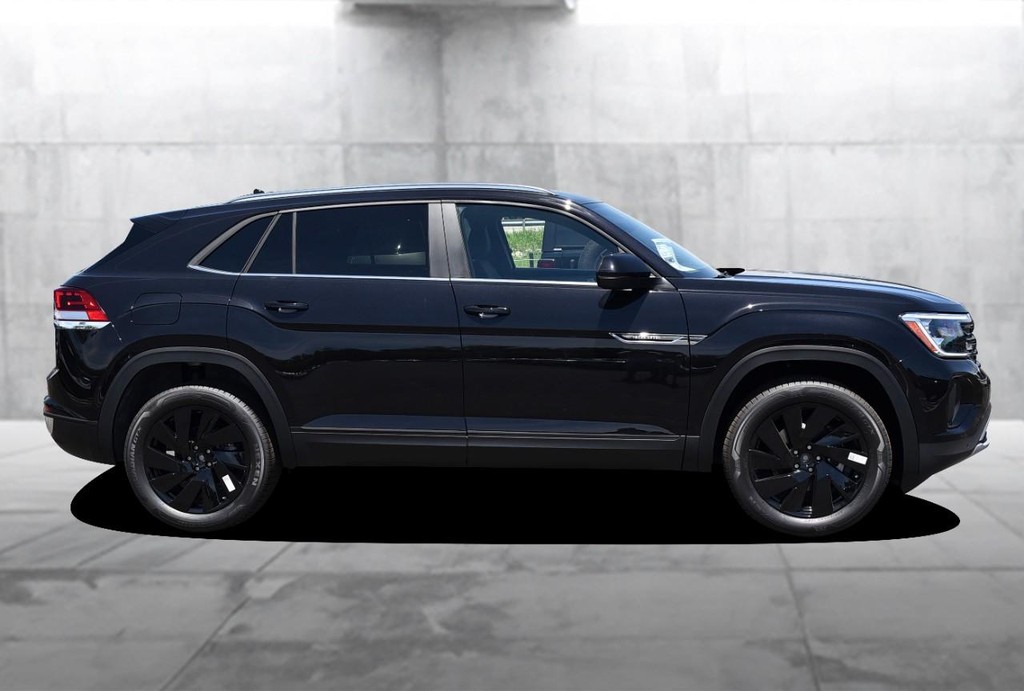 Volkswagen Atlas Cross Sport Vehicle Full-screen Gallery Image 5