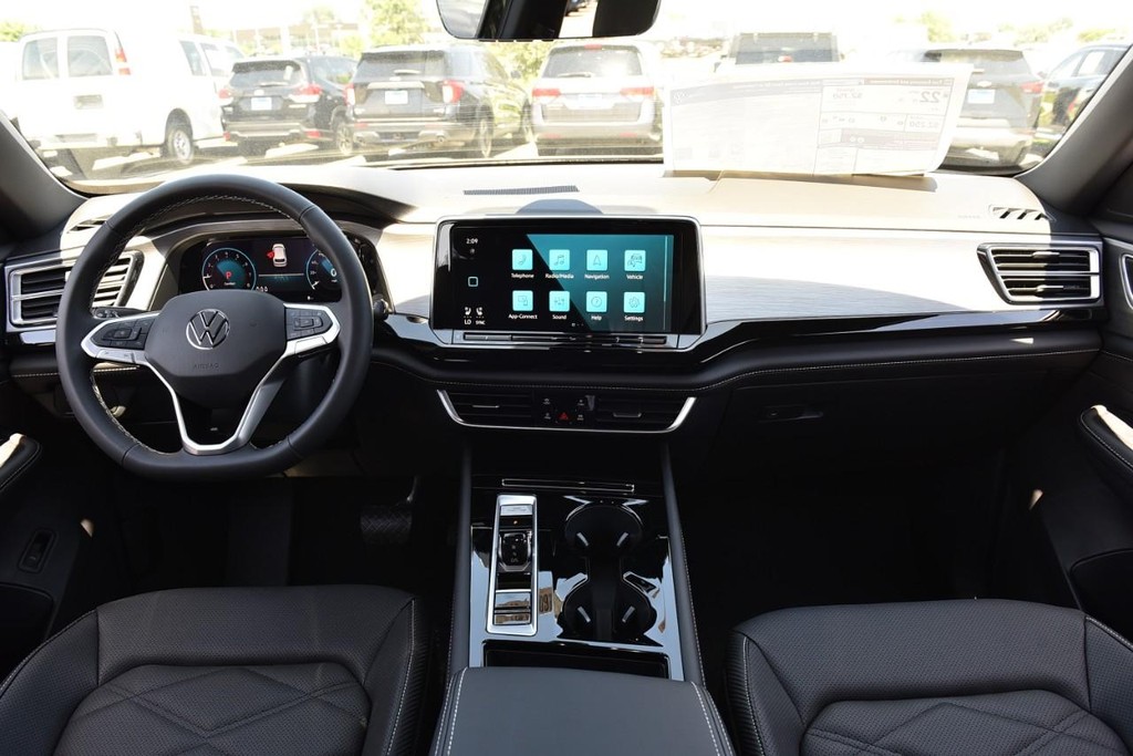 Volkswagen Atlas Cross Sport Vehicle Full-screen Gallery Image 7