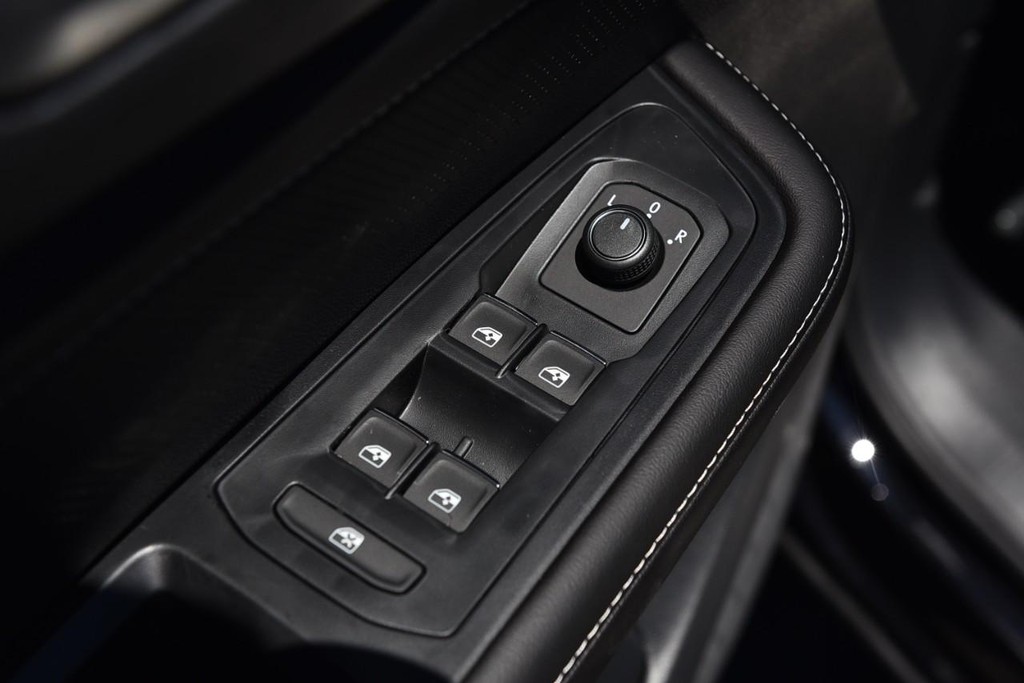Volkswagen Atlas Cross Sport Vehicle Full-screen Gallery Image 8