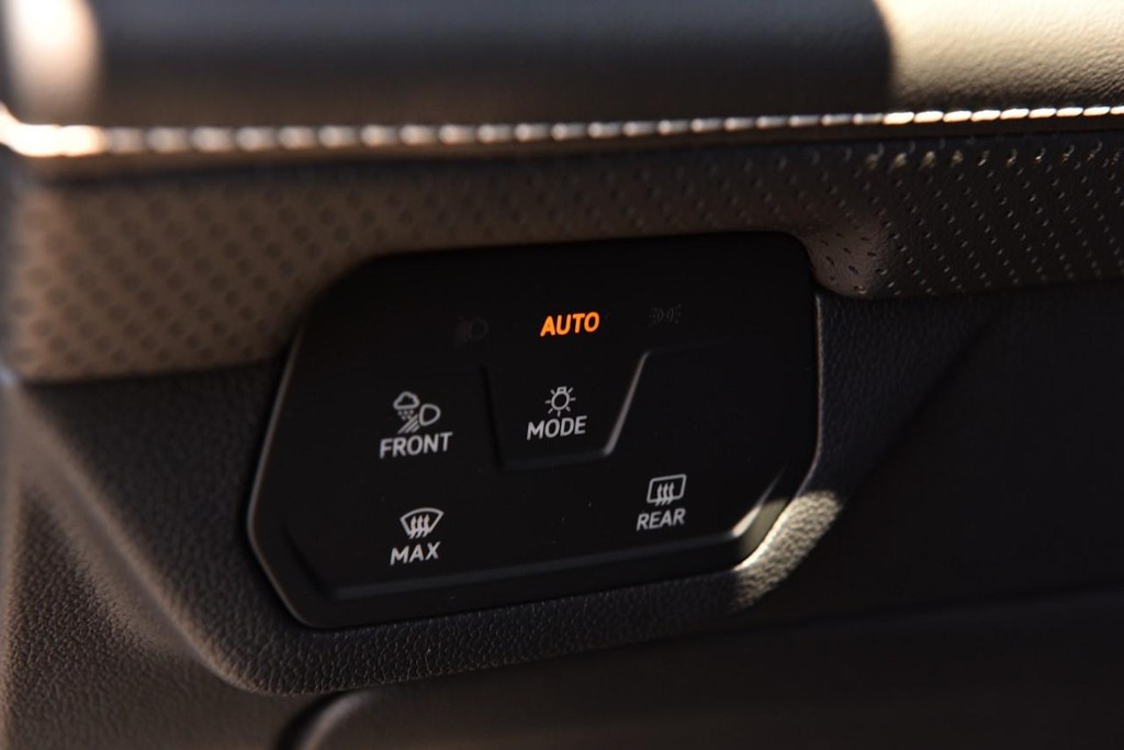 Volkswagen Atlas Cross Sport Vehicle Full-screen Gallery Image 12