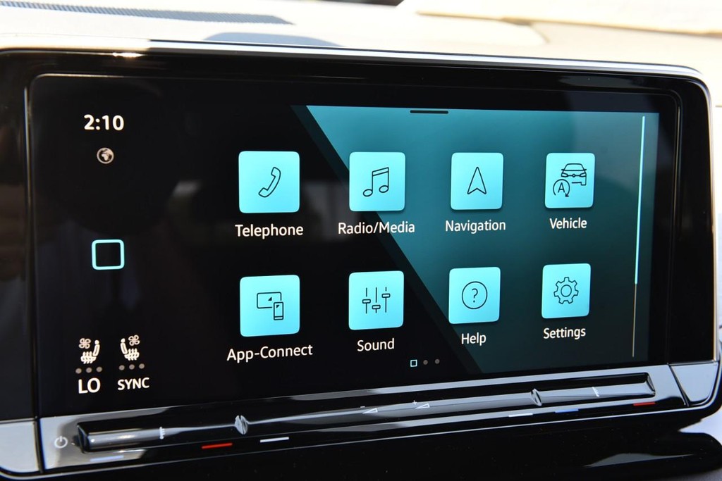 Volkswagen Atlas Cross Sport Vehicle Full-screen Gallery Image 14