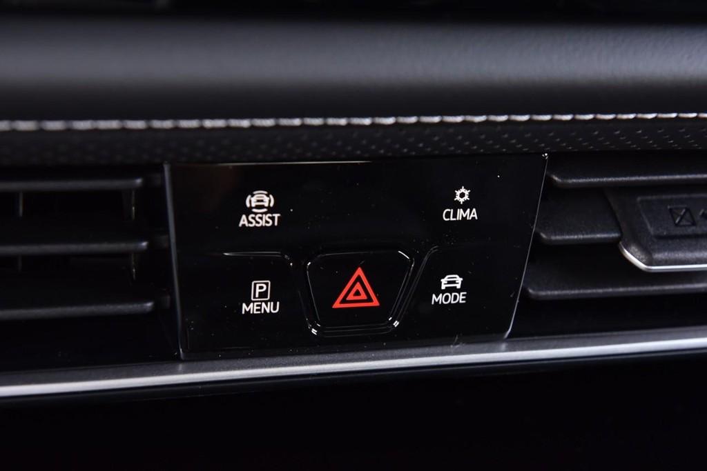 Volkswagen Atlas Cross Sport Vehicle Full-screen Gallery Image 15