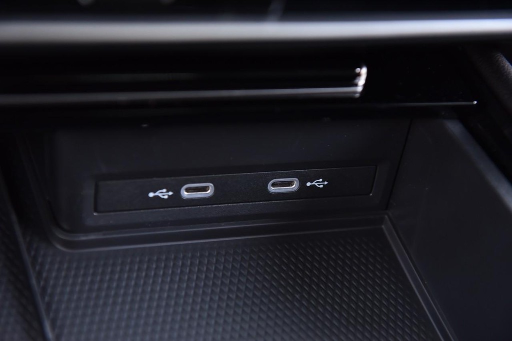 Volkswagen Atlas Cross Sport Vehicle Full-screen Gallery Image 16