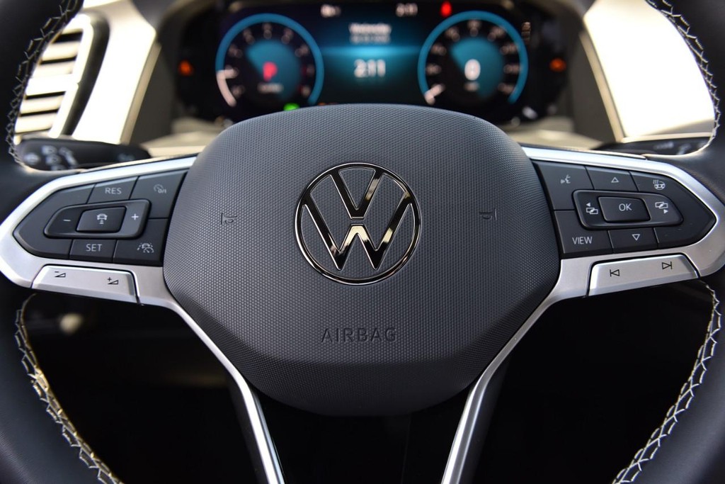 Volkswagen Atlas Cross Sport Vehicle Full-screen Gallery Image 18