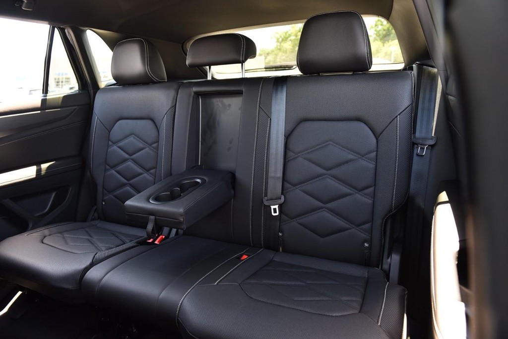 Volkswagen Atlas Cross Sport Vehicle Full-screen Gallery Image 22