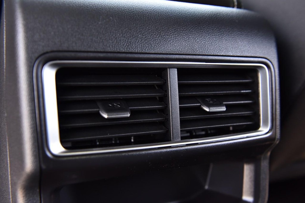 Volkswagen Atlas Cross Sport Vehicle Full-screen Gallery Image 23