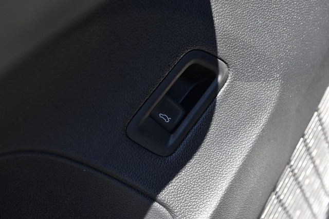 Volkswagen Atlas Cross Sport Vehicle Image 09