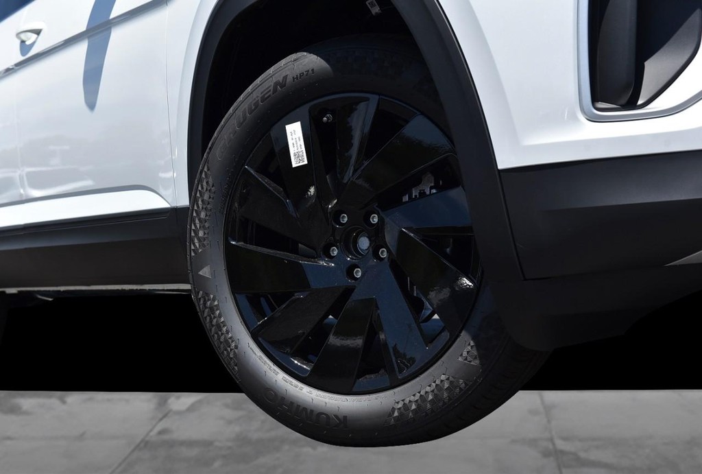 Volkswagen Atlas Vehicle Full-screen Gallery Image 3