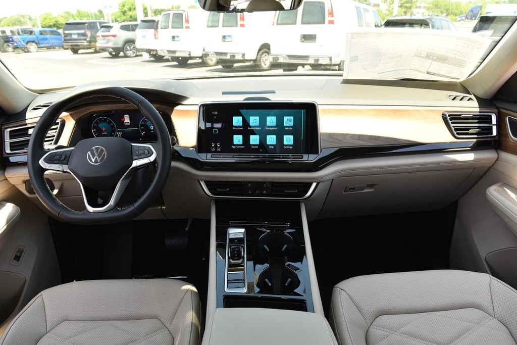 Volkswagen Atlas Vehicle Full-screen Gallery Image 7