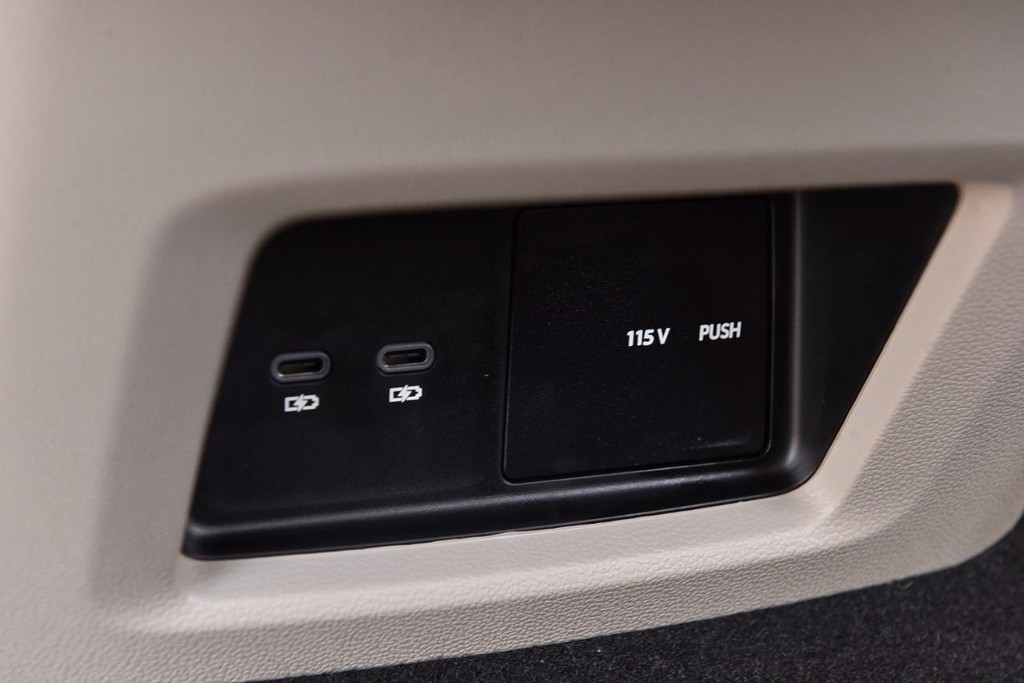 Volkswagen Atlas Vehicle Full-screen Gallery Image 24