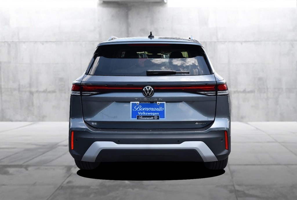 Volkswagen Tiguan Vehicle Full-screen Gallery Image 6