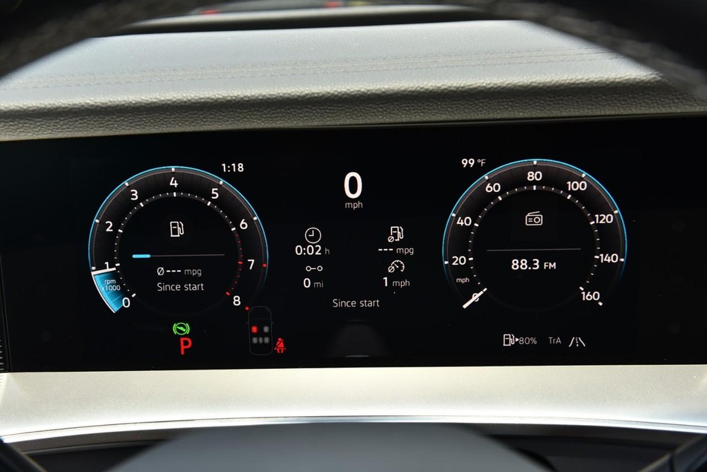 Volkswagen Tiguan Vehicle Full-screen Gallery Image 12