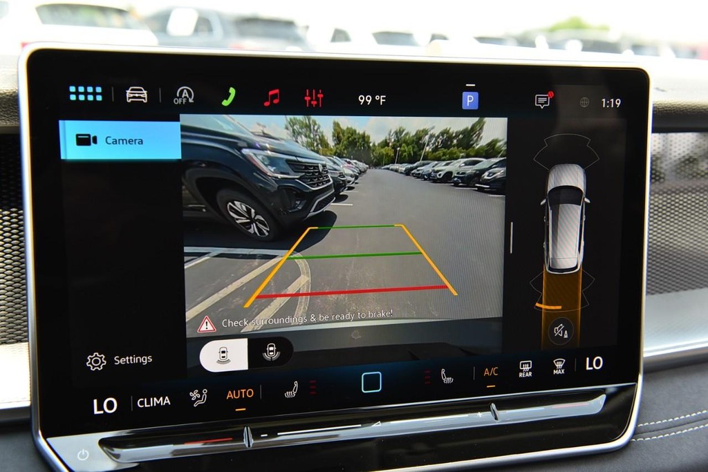 Volkswagen Tiguan Vehicle Full-screen Gallery Image 13