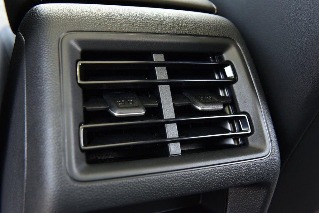Volkswagen Tiguan Vehicle Full-screen Gallery Image 23