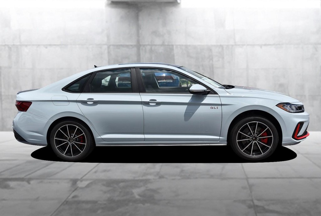 Volkswagen Jetta GLI Vehicle Full-screen Gallery Image 5