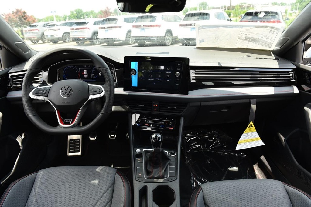 Volkswagen Jetta GLI Vehicle Full-screen Gallery Image 7