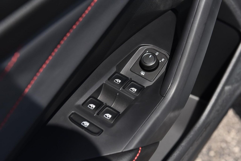 Volkswagen Jetta GLI Vehicle Full-screen Gallery Image 8