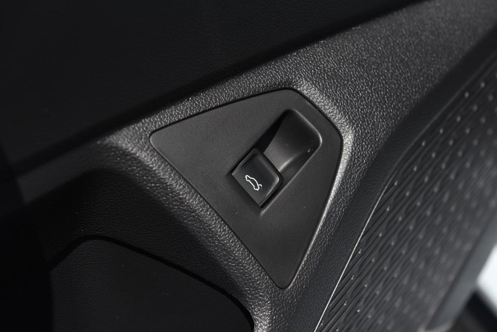 Volkswagen Jetta GLI Vehicle Full-screen Gallery Image 9