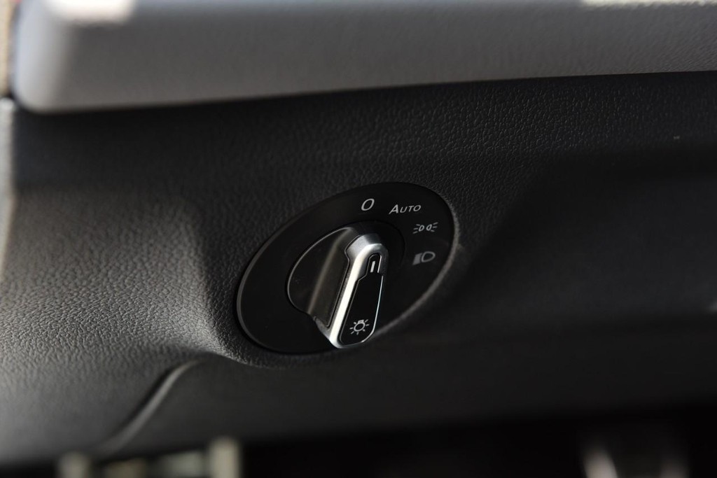 Volkswagen Jetta GLI Vehicle Full-screen Gallery Image 11