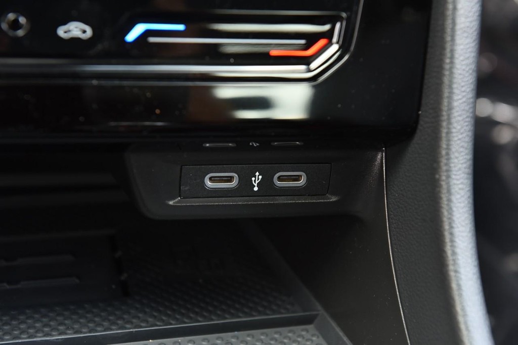 Volkswagen Jetta GLI Vehicle Full-screen Gallery Image 16