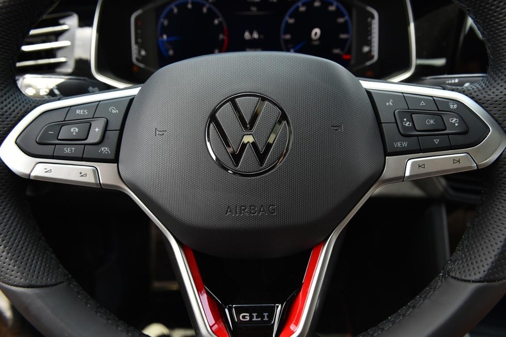 Volkswagen Jetta GLI Vehicle Full-screen Gallery Image 19