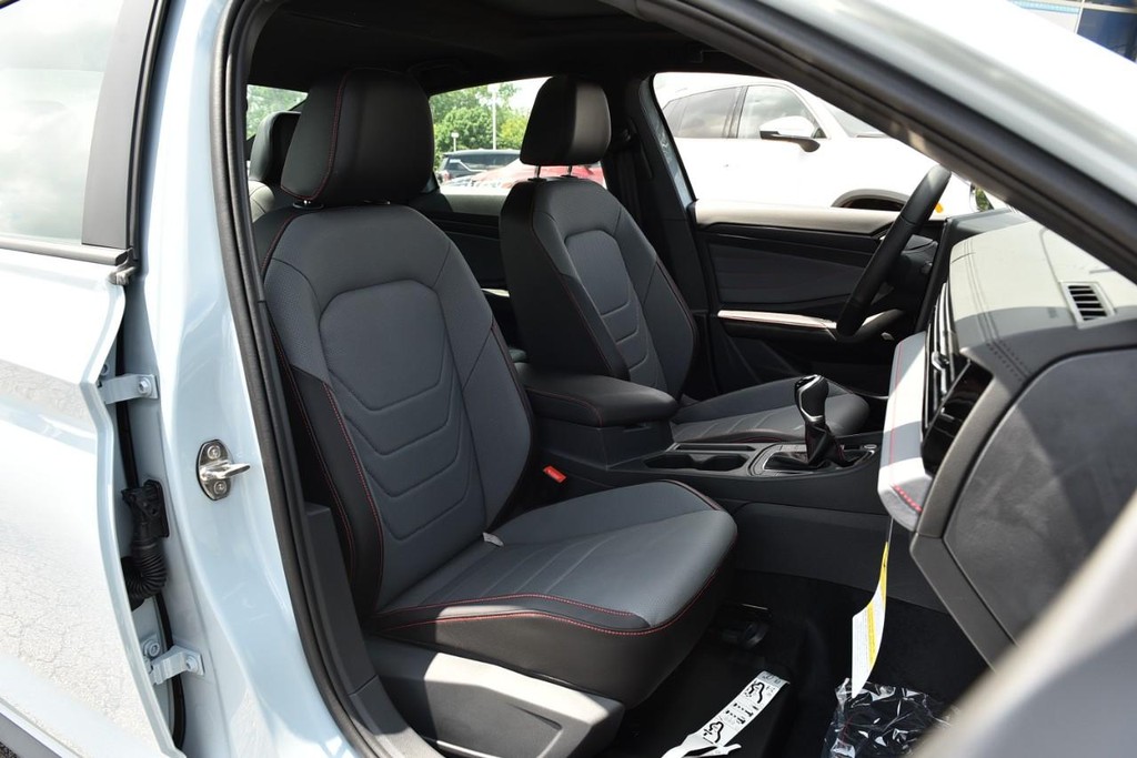 Volkswagen Jetta GLI Vehicle Full-screen Gallery Image 21