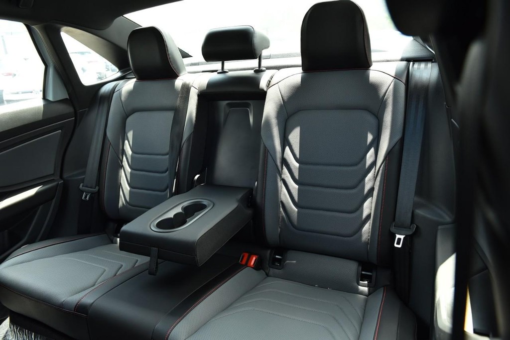 Volkswagen Jetta GLI Vehicle Full-screen Gallery Image 23