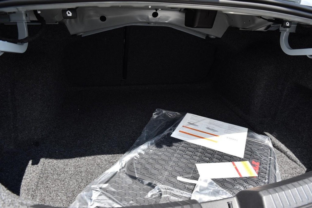Volkswagen Jetta GLI Vehicle Full-screen Gallery Image 24