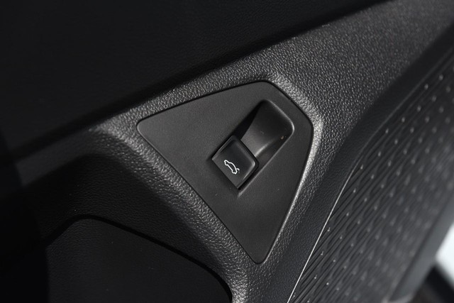 Volkswagen Jetta GLI Vehicle Image 09