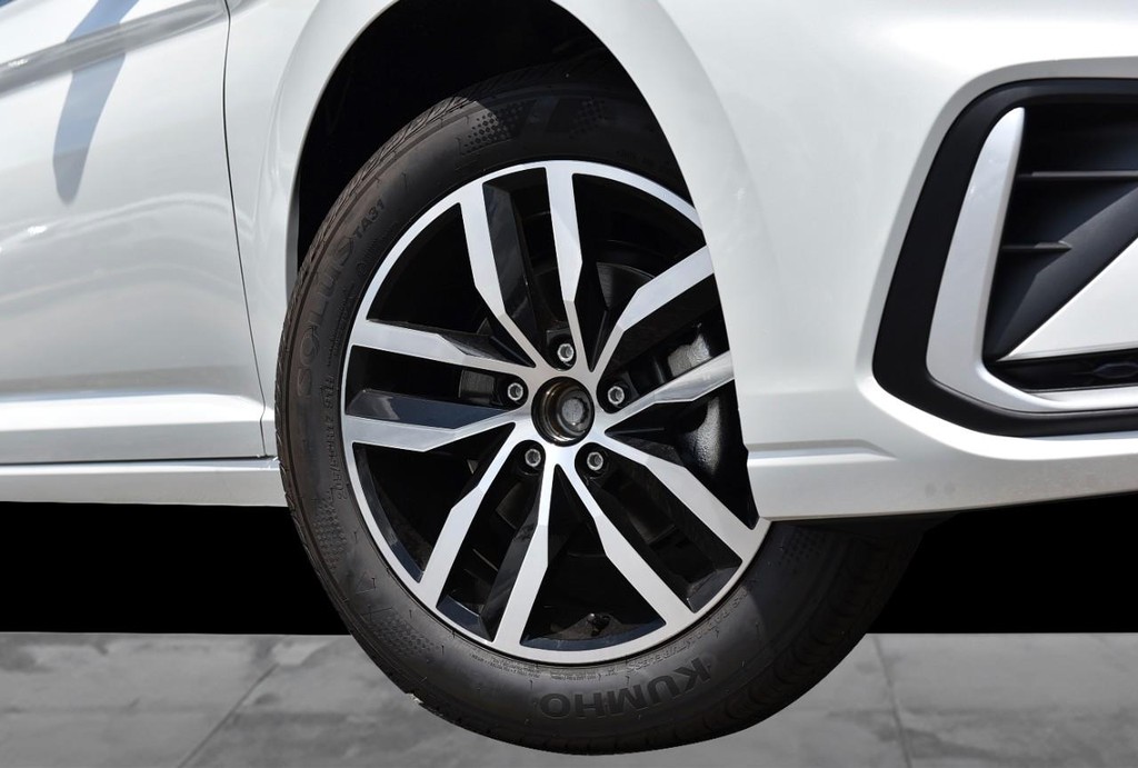 Volkswagen Jetta Vehicle Full-screen Gallery Image 3