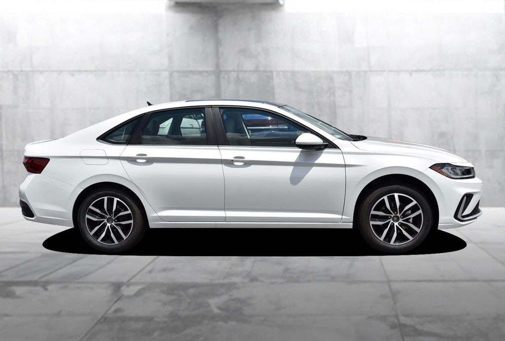 Volkswagen Jetta Vehicle Full-screen Gallery Image 5