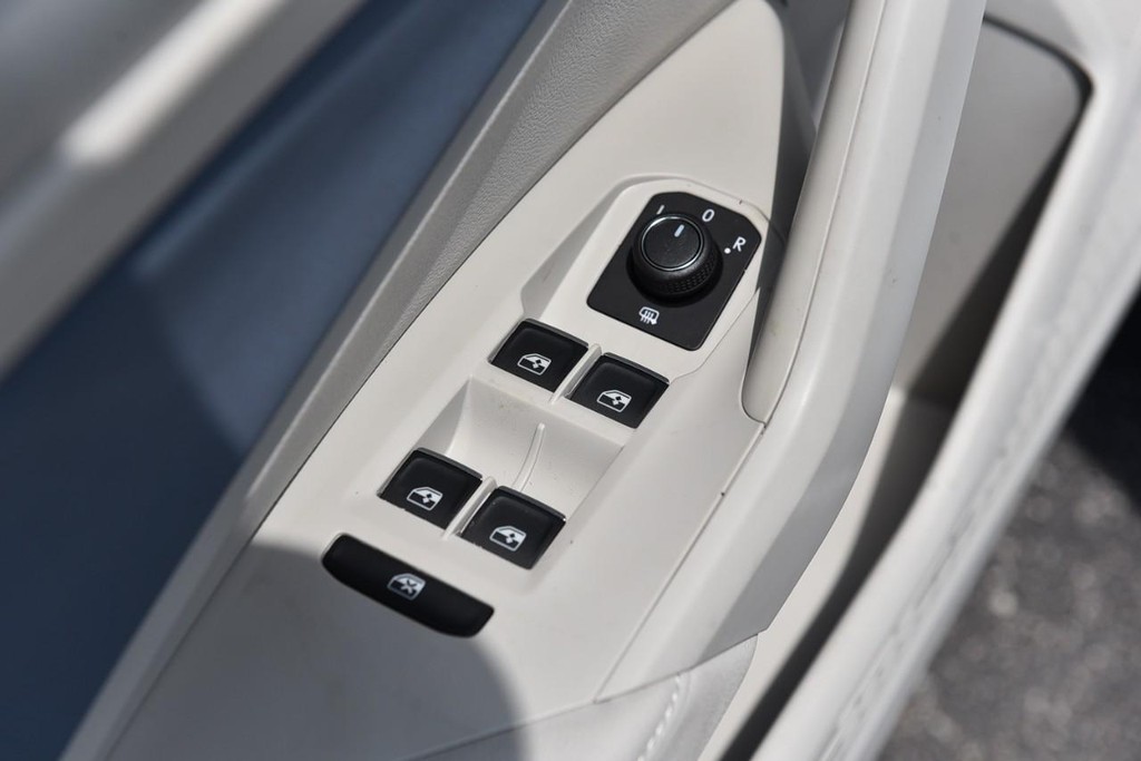 Volkswagen Jetta Vehicle Full-screen Gallery Image 8