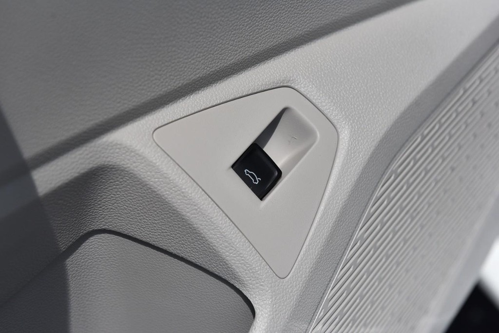 Volkswagen Jetta Vehicle Full-screen Gallery Image 9